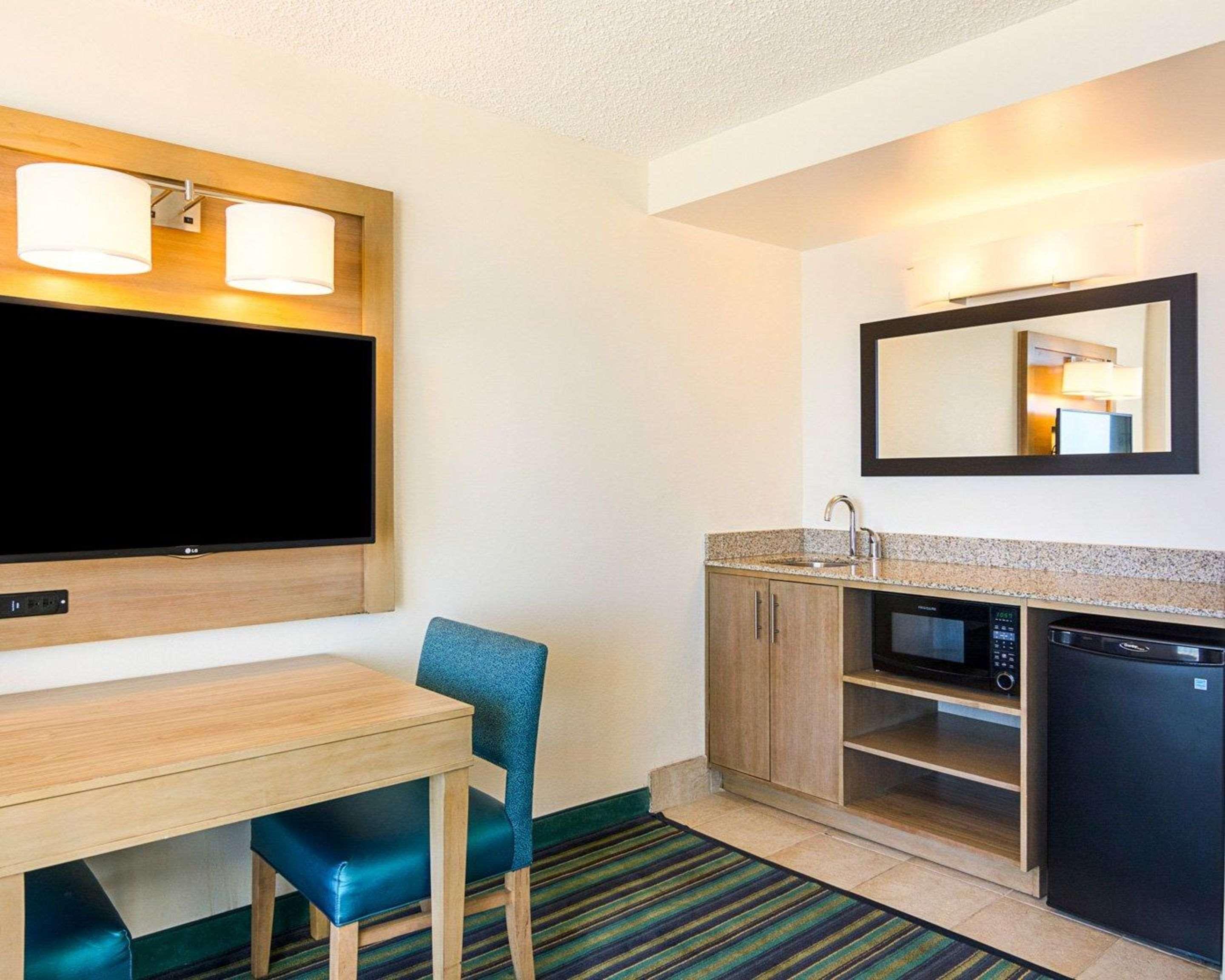 Comfort Suites Beachfront Virginia Beach Exterior photo