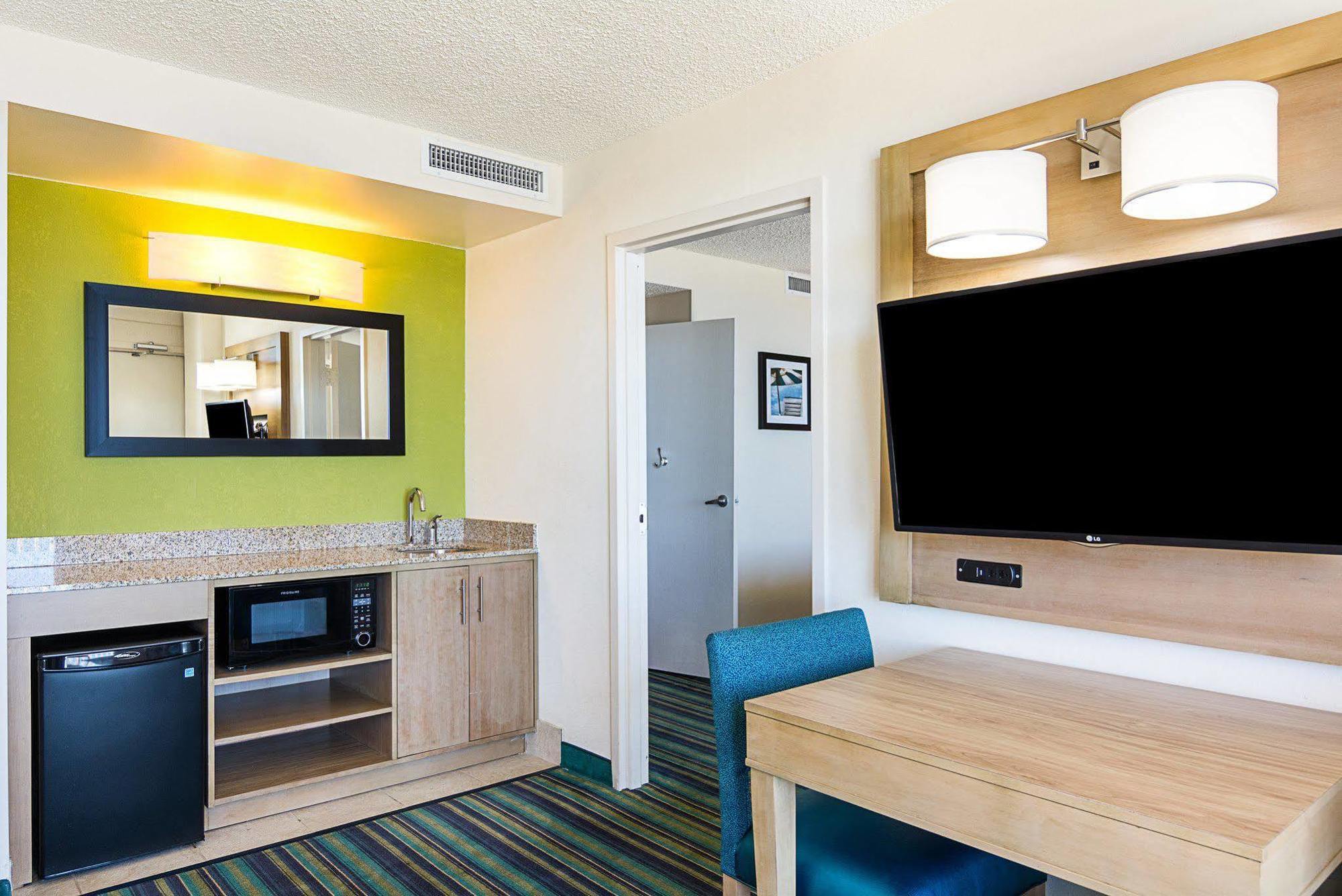Comfort Suites Beachfront Virginia Beach Exterior photo