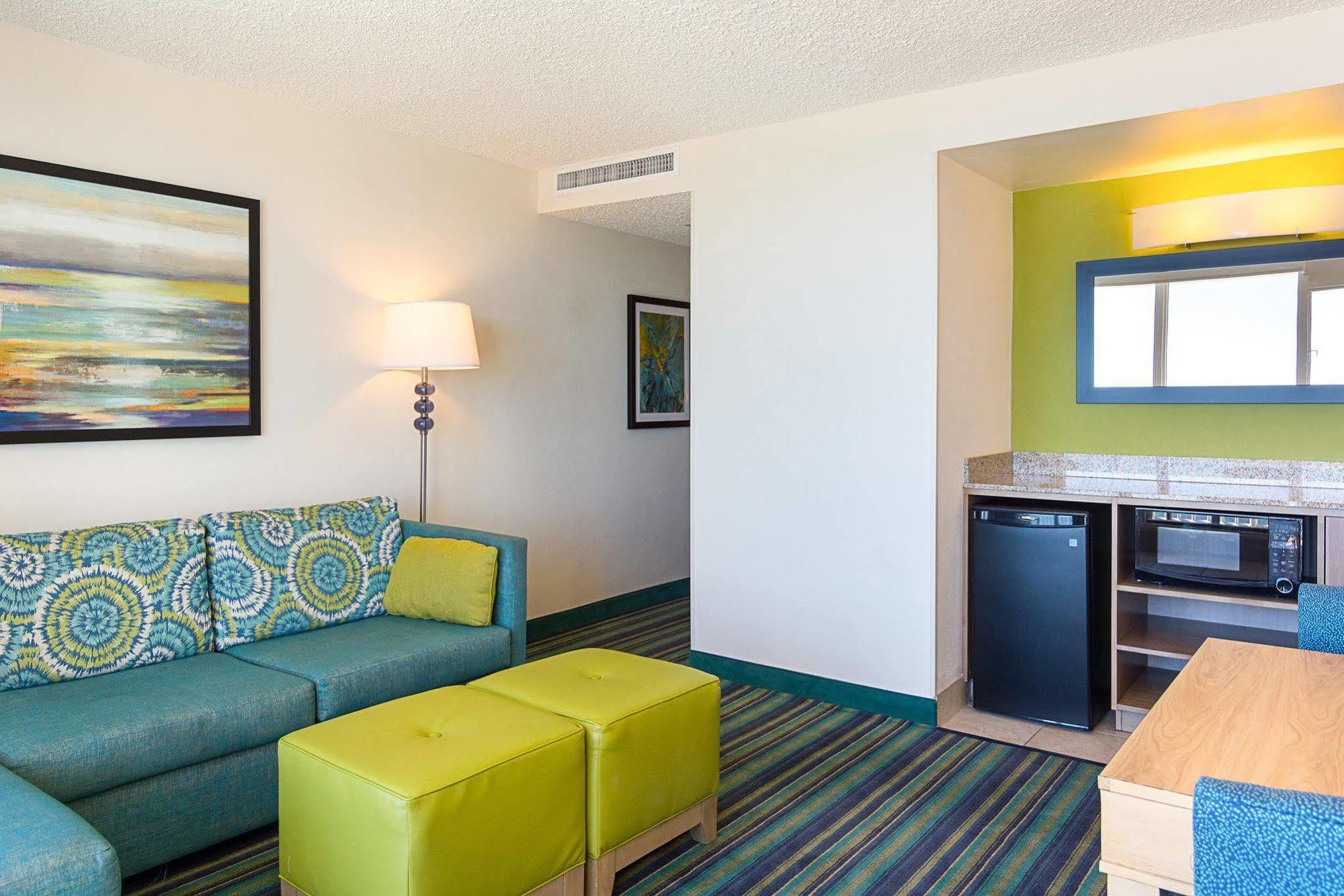 Comfort Suites Beachfront Virginia Beach Exterior photo